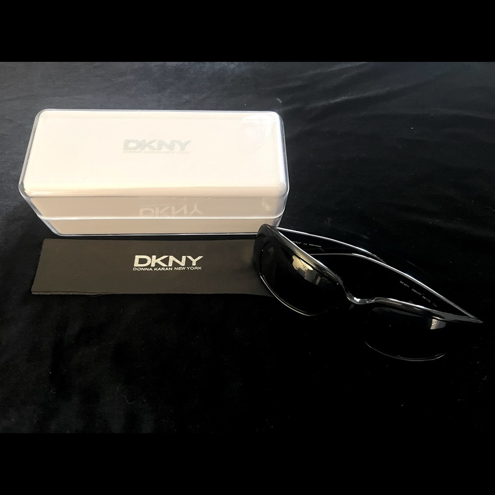 Donna Karan DKNY Black Sunglasses & Case/Cleaning Cloth 4011 3001/71 56/15 120